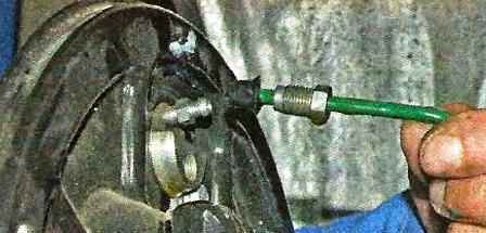 Reemplazo del cilindro receptor de freno Nissan Almera