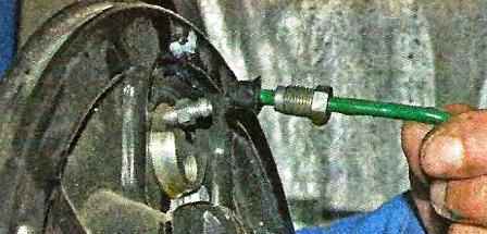 Replacing the brake slave cylinder Nissan Almera