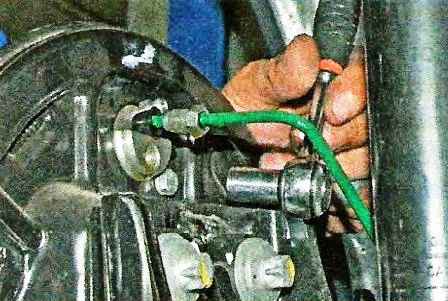 Replacing the brake slave cylinder Nissan Almera