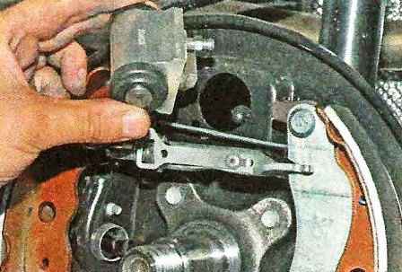 Replacing the brake slave cylinder Nissan Almera