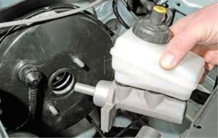 Replacing Nissan Almera brake and vacuum master cylinder