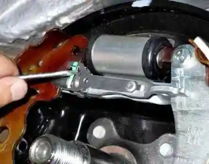 Как заменить тормозные колодки автомобиля Ниссан Альмера