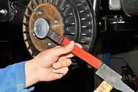 Как заменить тормозные колодки автомобиля Ниссан Альмера