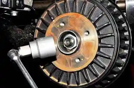 Как заменить тормозные колодки автомобиля Ниссан Альмера