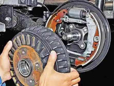 Как заменить тормозные колодки автомобиля Ниссан Альмера