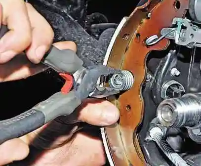 Как заменить тормозные колодки автомобиля Ниссан Альмера