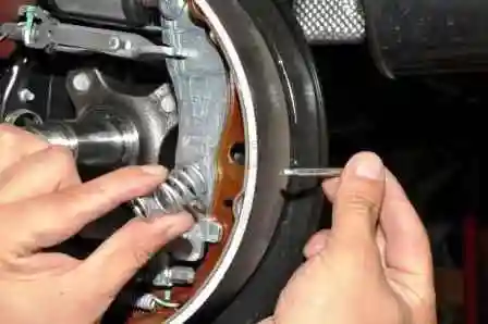 Как заменить тормозные колодки автомобиля Ниссан Альмера