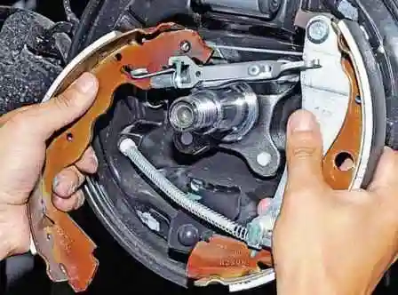 Как заменить тормозные колодки автомобиля Ниссан Альмера