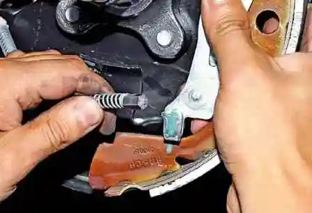 Как заменить тормозные колодки автомобиля Ниссан Альмера