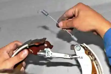 Как заменить тормозные колодки автомобиля Ниссан Альмера