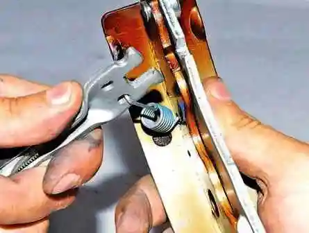 Как заменить тормозные колодки автомобиля Ниссан Альмера