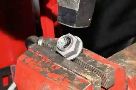 Как заменить тормозные колодки автомобиля Ниссан Альмера