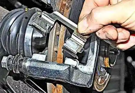 Как заменить тормозные колодки автомобиля Ниссан Альмера