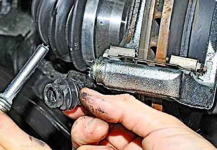 Как заменить тормозные колодки автомобиля Ниссан Альмера