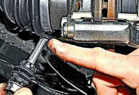 Как заменить тормозные колодки автомобиля Ниссан Альмера