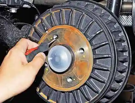 Как заменить тормозные колодки автомобиля Ниссан Альмера