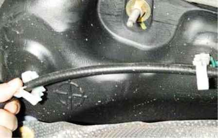 Repair of the parking brake of a Nissan Almera car