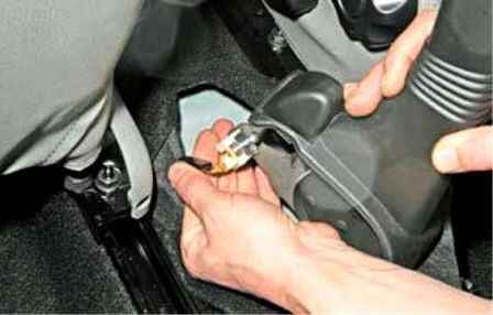 Nissan Almera parking brake repair