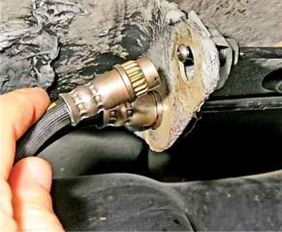 Replacing the brake hoses of a Nissan Almera car