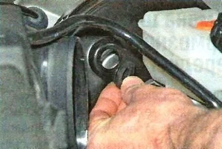 Замена главного цилиндра тормозов и вакуума Ниссан Альмера