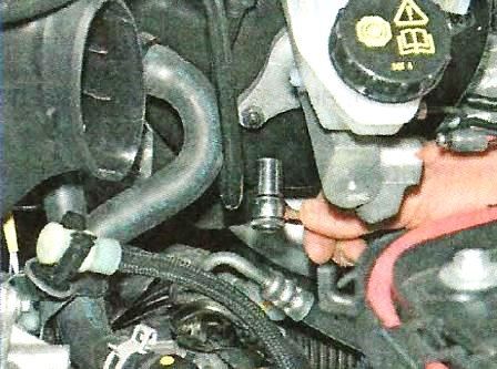 Replacing the brake and vacuum master cylinder Nissan Almera
