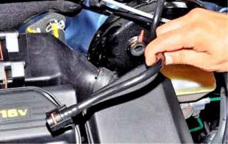 Replacing Nissan Almera brake and vacuum master cylinder