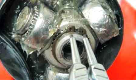 Cómo reemplazar las cubiertas del eje de transmisión de la rueda Nissan Almera