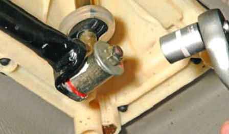 Repair of gearshift mechanism Nissan Almera