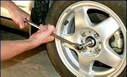 How to remove the wheel drive Nissan Almera