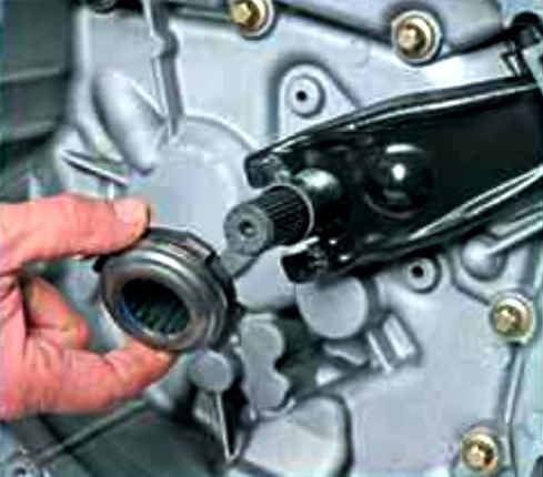 How to replace the clutch elements of a Nissan Almera car