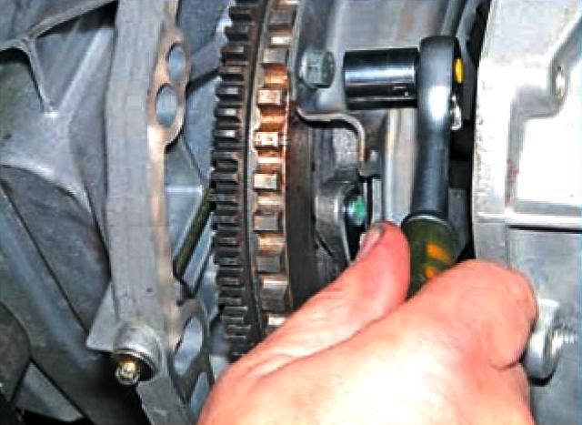 How to replace the clutch elements of a Nissan Almera car