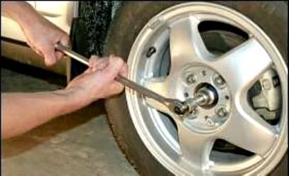 How to remove the Nissan Almera wheel drive
