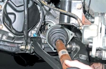 How to remove the Renault Sandero wheel drive