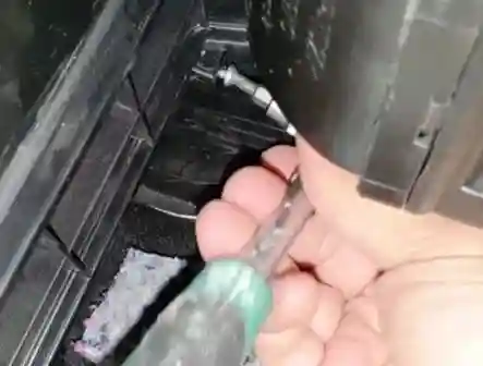 Replacing air and cabin filter elements for Renault Arkana