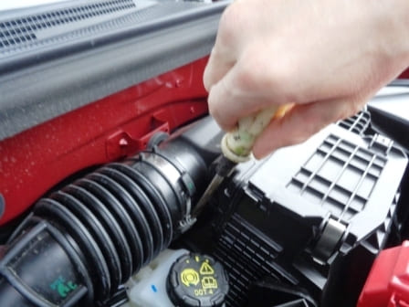 Replacing elements of the air and cabin filter of a Renault Arkana