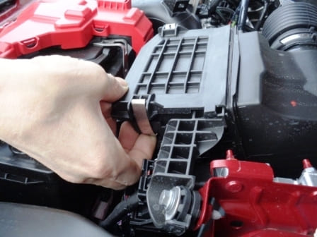 Replacing elements of the air and cabin filter of a Renault Arkana