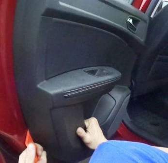Removal and installation of rear door upholstery for Renault Arkana