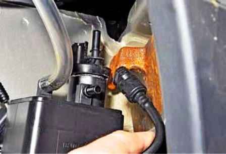 Removing and installing a Renault Duster canister