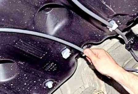 Removing and installing Renault Duster fuel tank