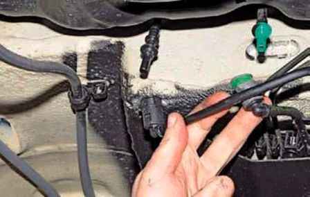 Removing and installing Renault Duster fuel tank