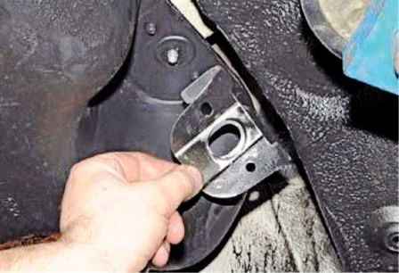 Removing and installing Renault Duster fuel tank