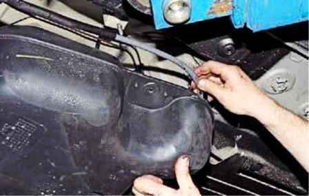 Removing and installing Renault Duster fuel tank