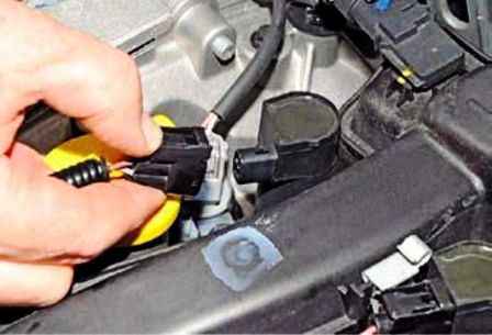 Replacing Renault Duster dephaser solenoid valve