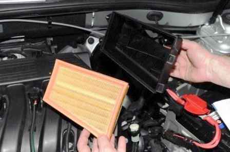 Removing the Renault Duster air filter element and housing