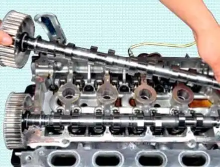 Extracción e instalación de árboles de levas de Renault Duster