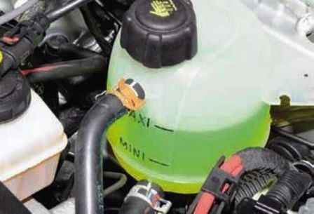 Перевірка та заміна охолоджуючої рідини двигуна Renault Duster