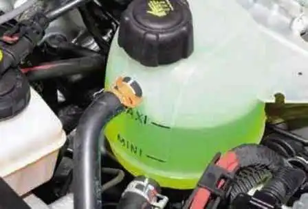 Comprobación y sustitución del líquido refrigerante del motor Renault Duster