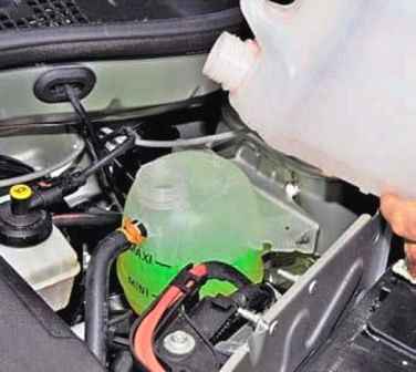 Comprobación y sustitución del líquido refrigerante del motor Renault Duster