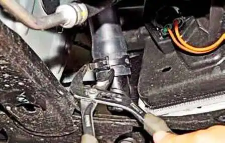 Comprobación y sustitución del líquido refrigerante del motor Renault Duster