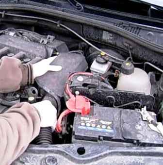 Removing the Renault Duster throttle cable and pedal